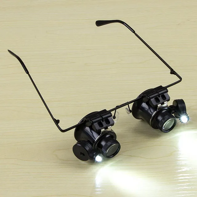 Enlargement glasses with 20x approach with lamp