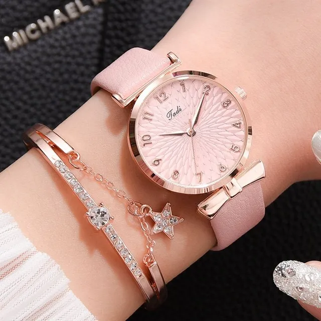 Women's wristwatch with elegant pattern