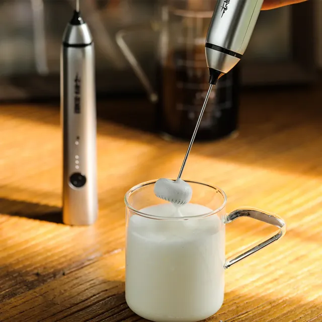 Výkonný mini elektrický pěnovač mléka s nerezovou metličkou pro dokonalou pěnu na kávu