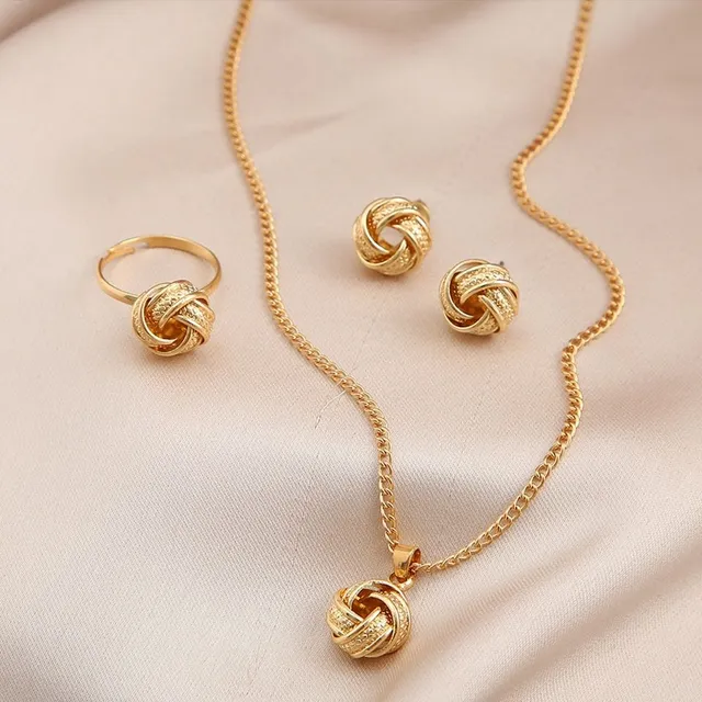 Luxusní sada náhrdelníku, náušnic a prstýnku ve zlaté barvě s designovými přívěsky Jaromieju