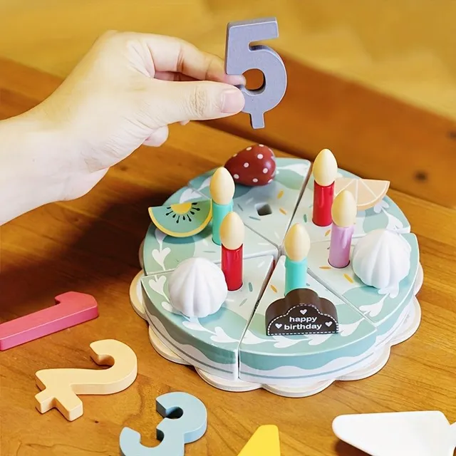 Narodeninová torta - drevená hračka s ovocím, whipped krémom, čísla 1-5 a 5 sviečky