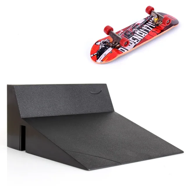 Mini rampă de skateboard