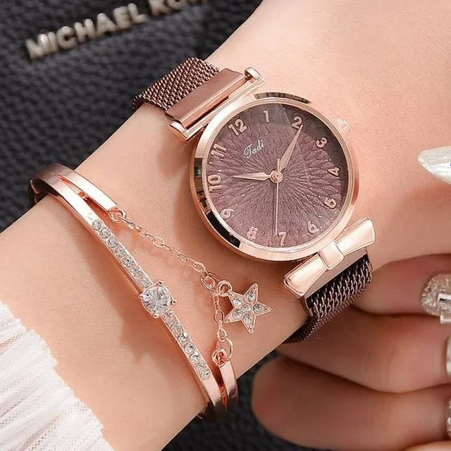 Women's wristwatch with elegant pattern