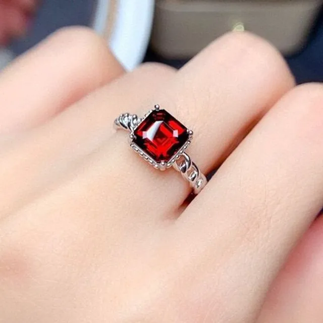 Moderný ženský prsteň v striebre v zaujímavom vzhľade s červeným rezaným kameňom