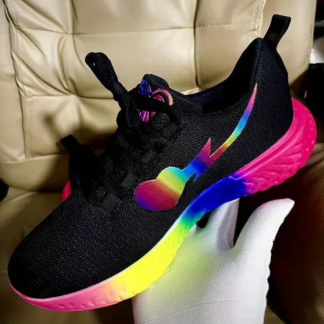 Damen Laufschuhe mit Regenbogen-Sohle aus atmungsaktivem Gewebe und Schnürsenkeln