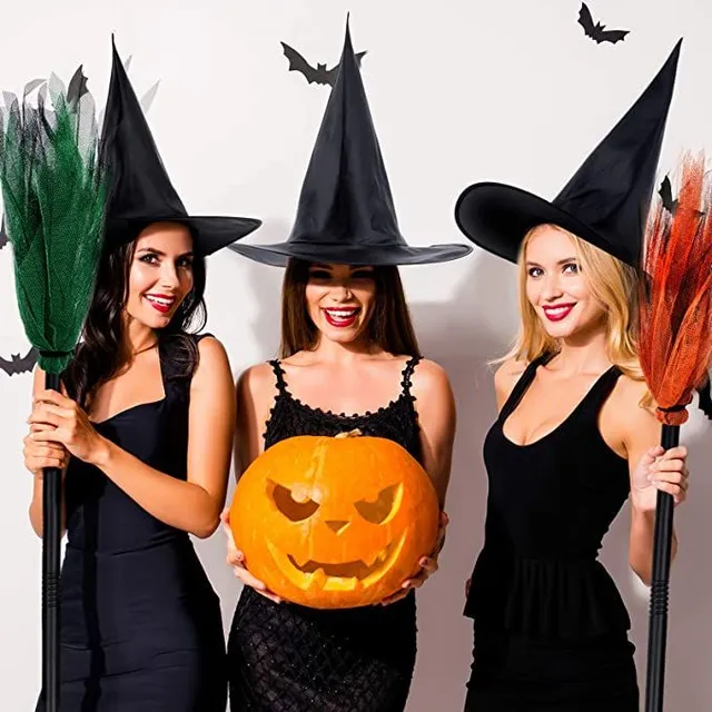 Farebná krásna metla pre kostým čarodejnice na Halloween