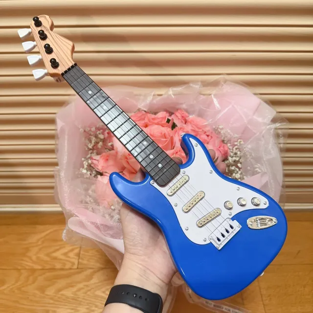 Dětská elektrická kytara 4 struny se světelnými efekty a různými zvuky