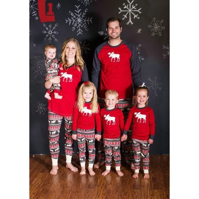 Pijamale de Crăciun cu reni pentru întreaga familie