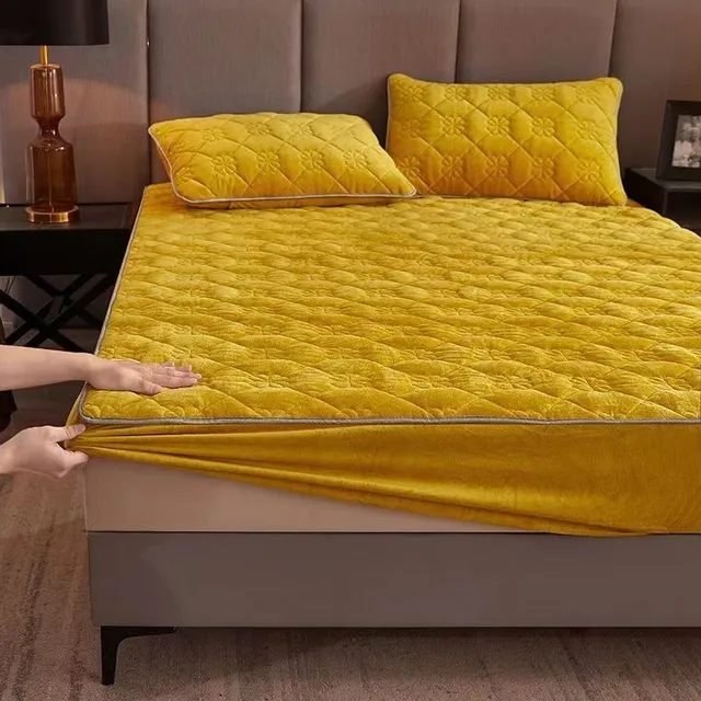 Jednobarevné prošívané prostěradlo na matraci