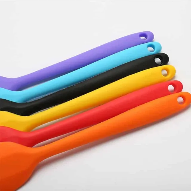 Silicone spatula to stir the dough