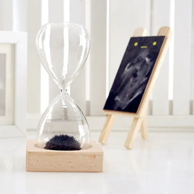 Magnetic hourglasses