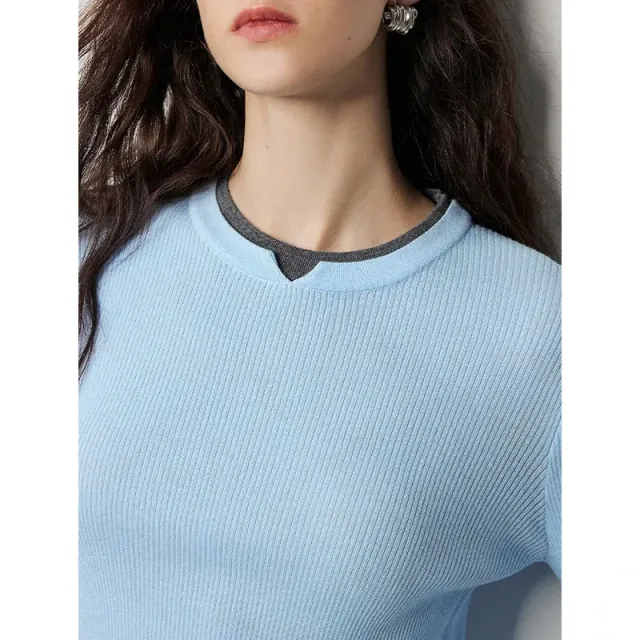 Women's knitted wool sweater with effect of two layers and contrasting colours