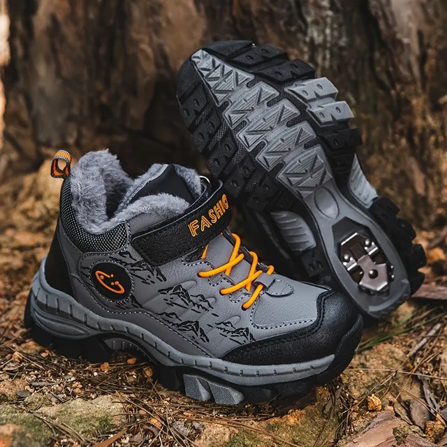 Children's winter hiking shoes with steel claws and fleece lining