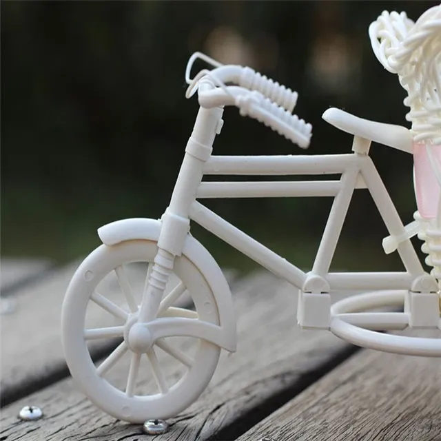 Dekoratív rattan kosár triciklivel