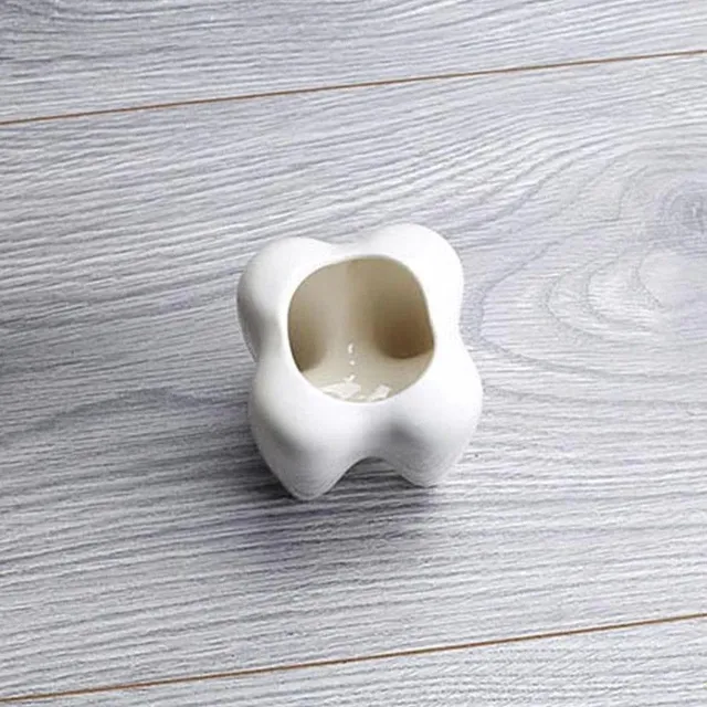 Decorative flower pot in the shape of a tooth