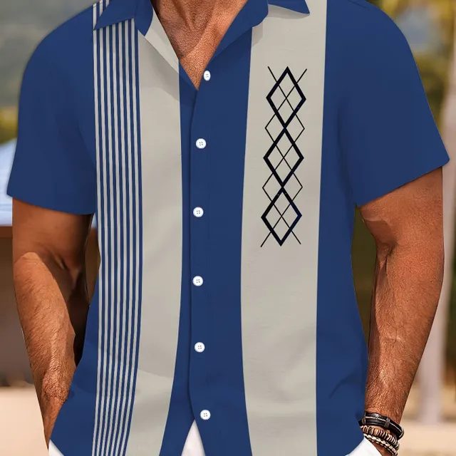 Fashionable men's shirt with short sleeve and geometric pattern