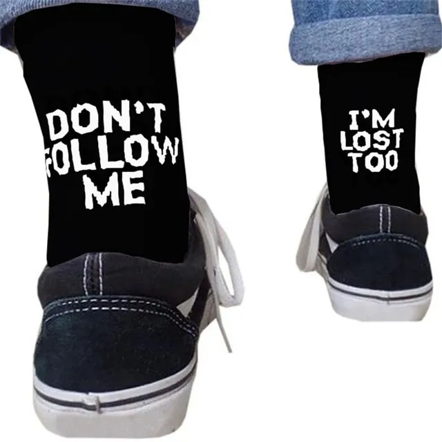 Modne skarpetki z motywem “Don't follow me + I'm lost too”