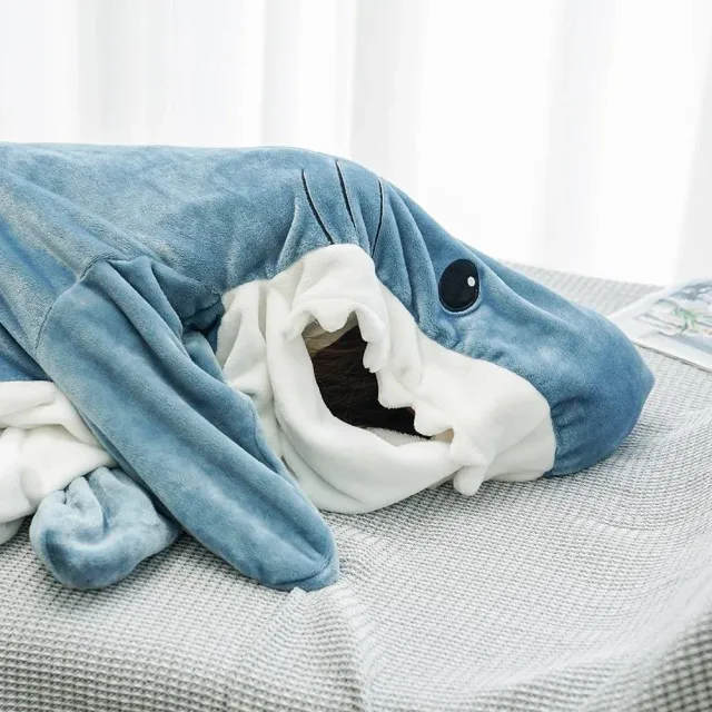 Detské a dospelé pyžamo so žraločím motívom vo forme spacieho vaku a útulnej deky z kvalitného materiálu - pre sladké sny a relaxáciu.