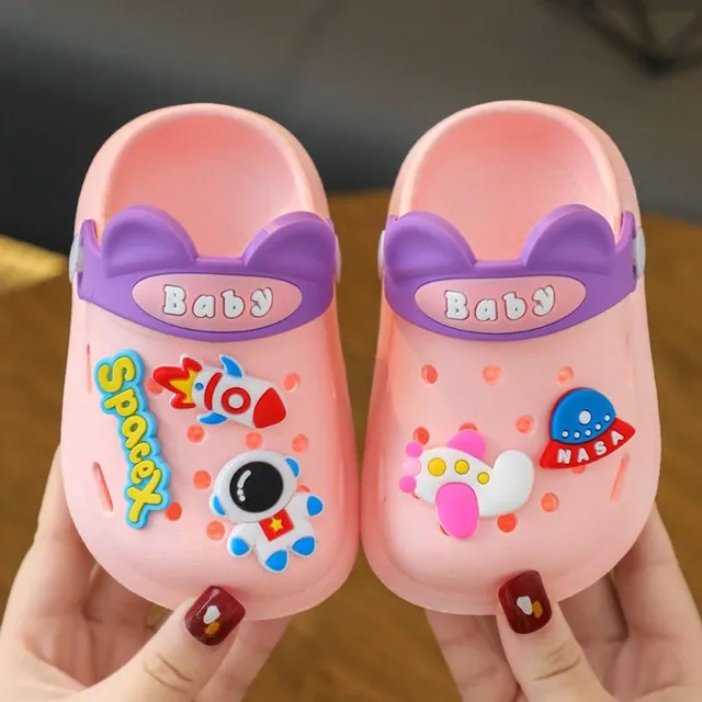 Children's perforated foam slippers with cute accessory