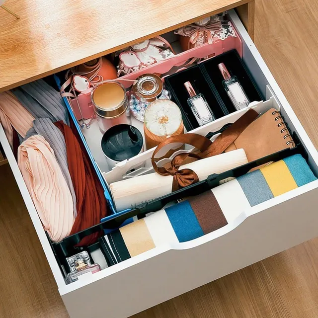 Plastic adjustable drawer divider/organiser