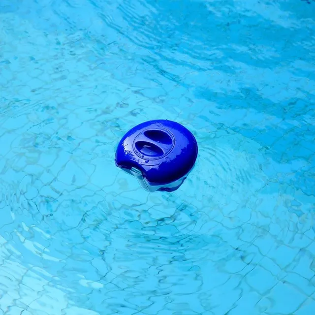 Pool float on chlorine with thermometer