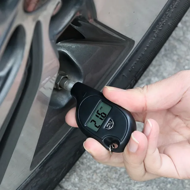 Universal digital LCD tyre pressure meter