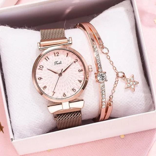 Women's wristwatch with elegant pattern