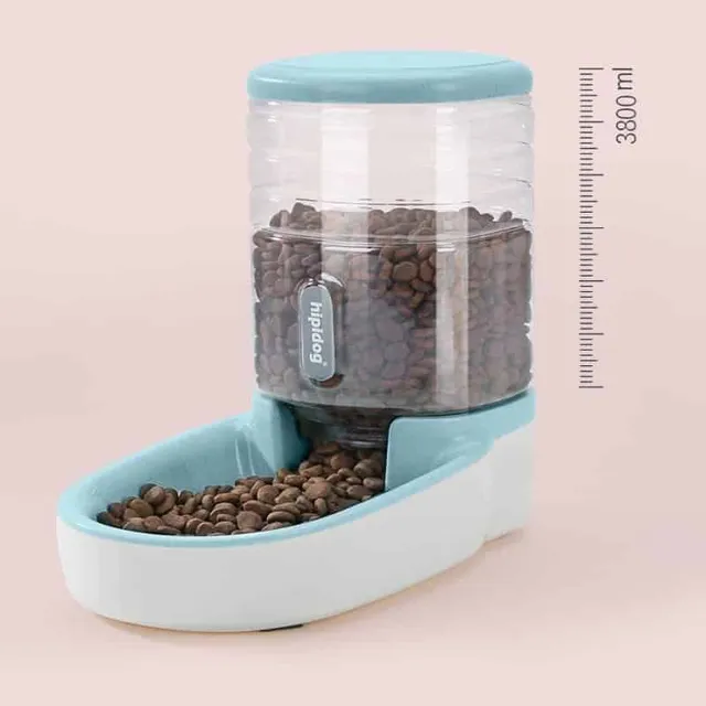 Powder dispenser for dogs or cats