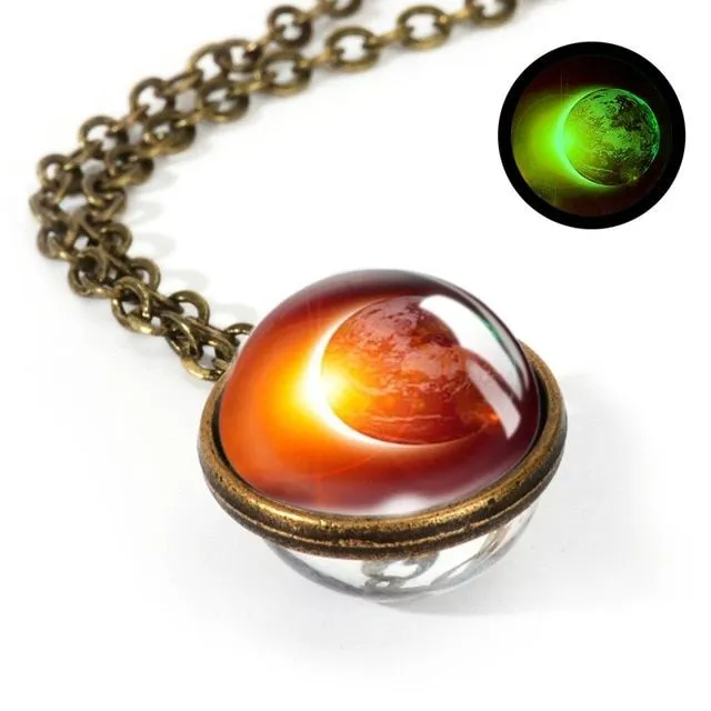 Collier stylé avec la planète SPACE