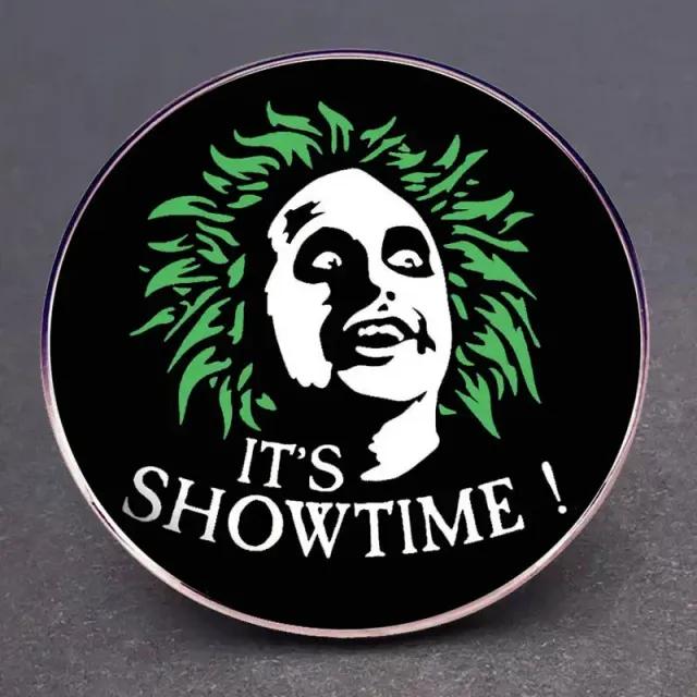 Zománcozott kitűző It's Showtime Beetlejuice mintával