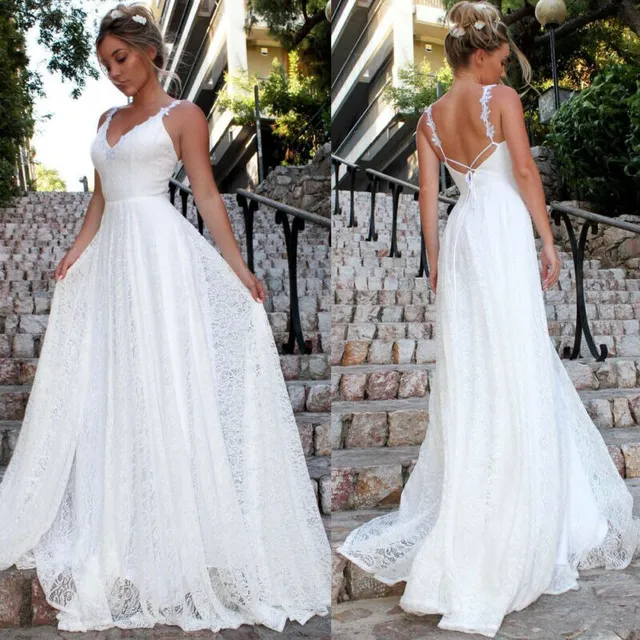 Piękna biała koronkowa suknia ślubna z głębokim dekoltem