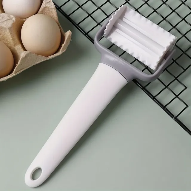 Kitchen roll with dough cutter