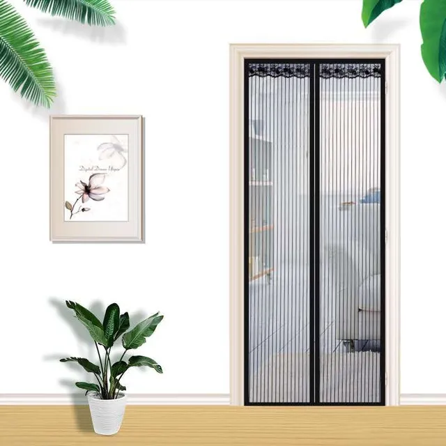 Summer mosquito net with automatic magnetic closing