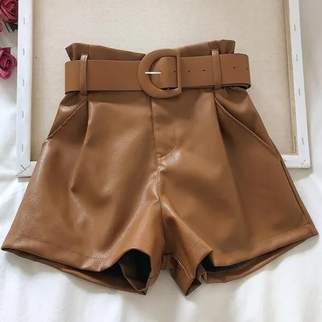 Shorts en simili cuir avec ceinture