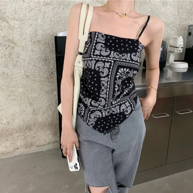 Čierna vesta bez chrbta s paisley vzorom + biely crop top