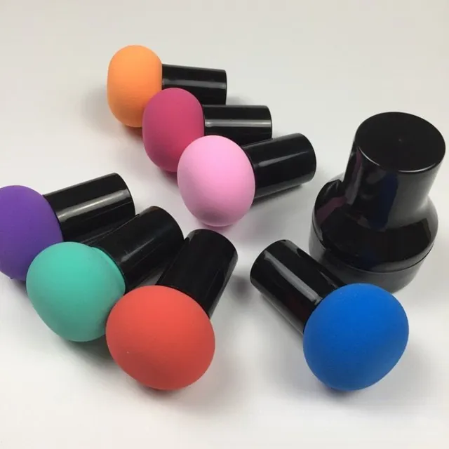 Make-up špongie s praktickým uchopením a úložným krytom - viac farebných variantov