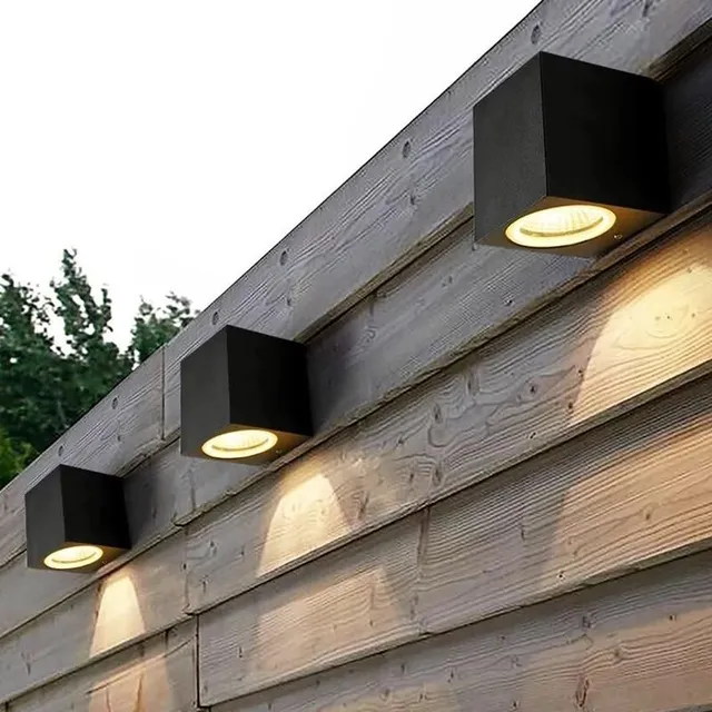 Aluminum outdoor wall lamp