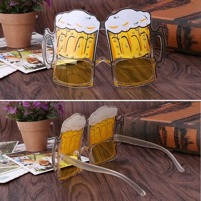 Szórakoztató buli napsütéses sör poharak