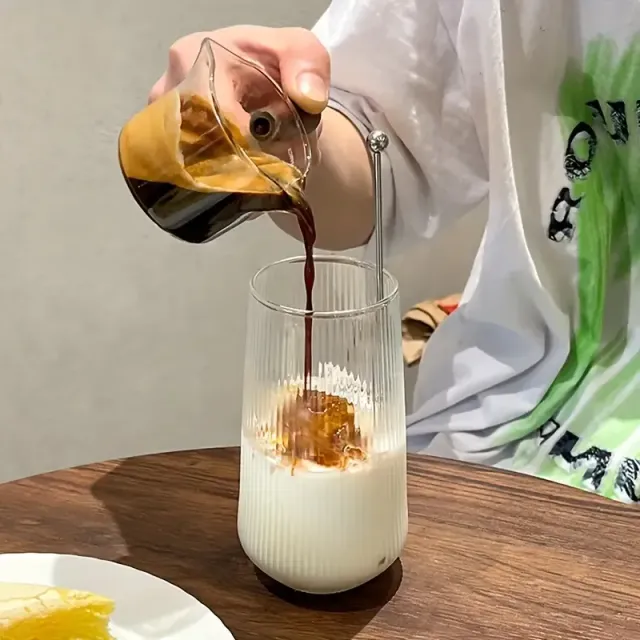 Verre en verre élégant avec rayures verticales - idéal pour le jus, le lait, le café et d'autres boissons