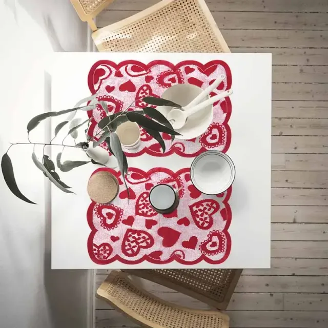 Valentýnský červený běhoun na stůl s vyšívanými srdíčky
