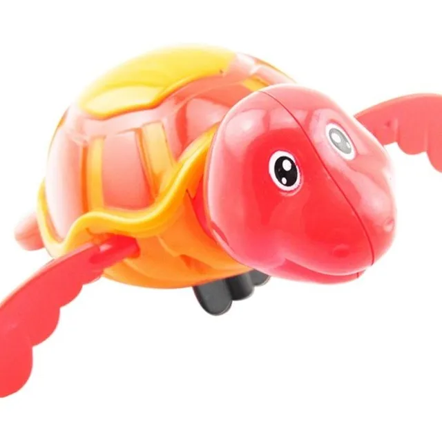 Broască țestoasă plutitoare colorată în apă