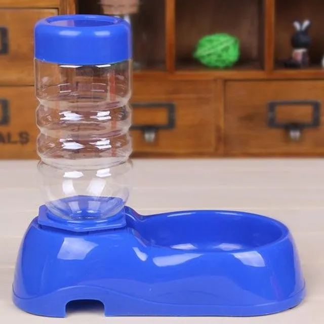 Automatic water container