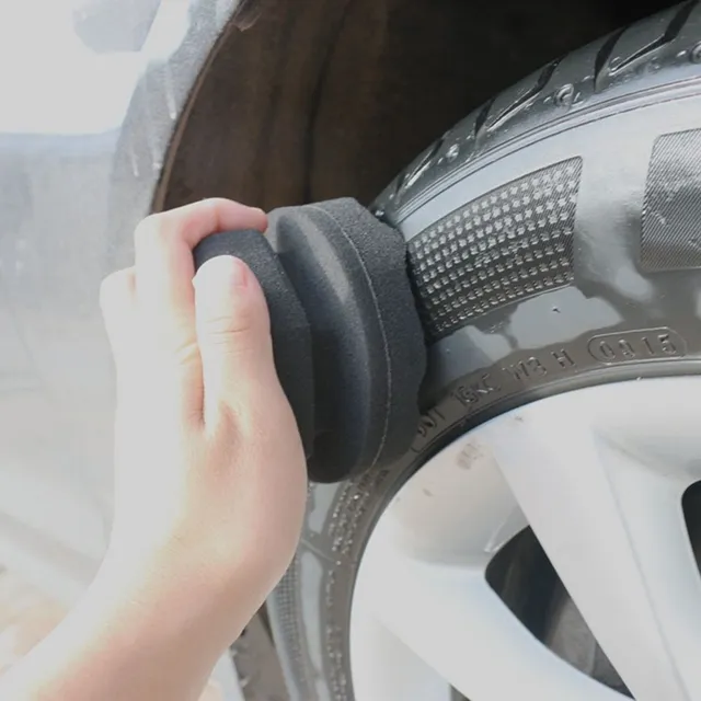 Polishing and waxing sponge for the car