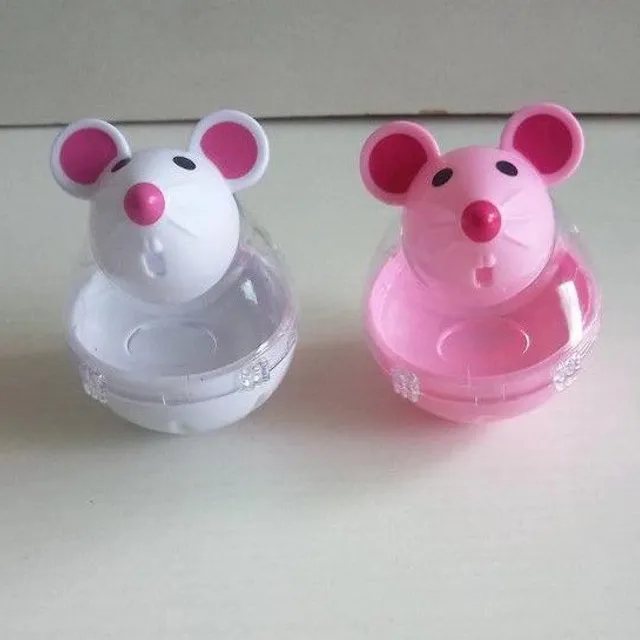 Kŕmenie hračky pre mačky vo forme myši