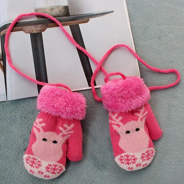 Children's warm mittens with reindeer motif