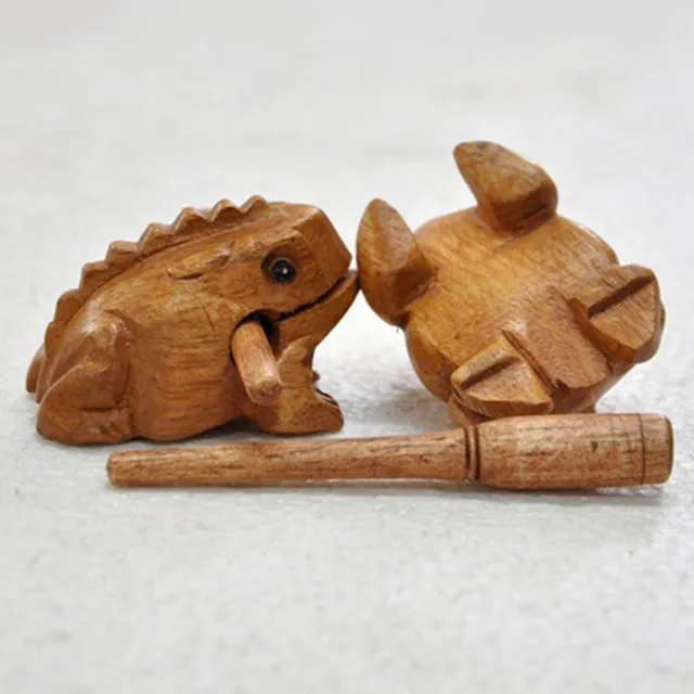 Drewniana żaba z trzciną