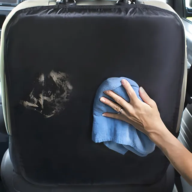 Chránič zadní části přední sedačky v autě