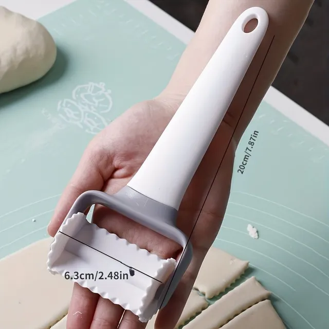 Kitchen roll with dough cutter