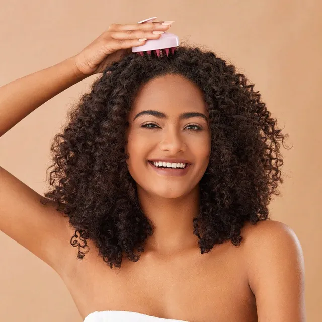 Masáž a odlupovanie silikónovej kefky na vlasy - starostlivosť o zdravé a lesklé vlasy