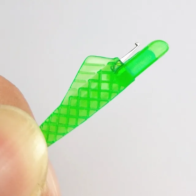 Praktický plastový pomocník na provlíknutí nitě u šicího stroje - více variant Rani